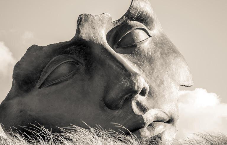 YOU WON’T BELIEVE A FACELIFT ON A STATUE. WHO’S THE SCULPTOR?